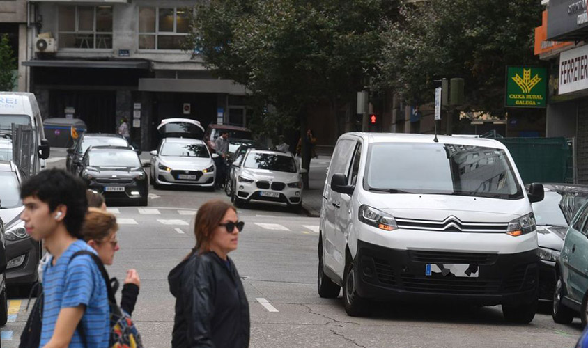 se puede aparcar en doble fila furgonetas